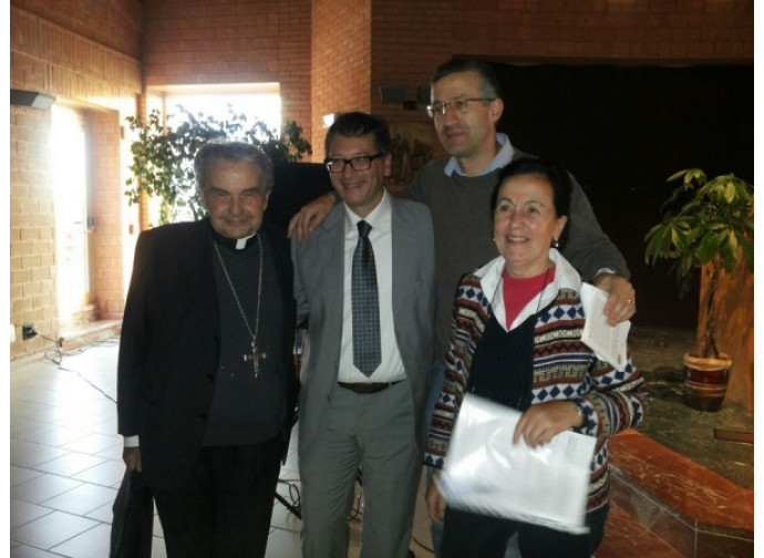 Flora Gualdani con il cardinal Caffarra e le firme della Nuova BQ Renzo Puccetti e Francesco Agnoli